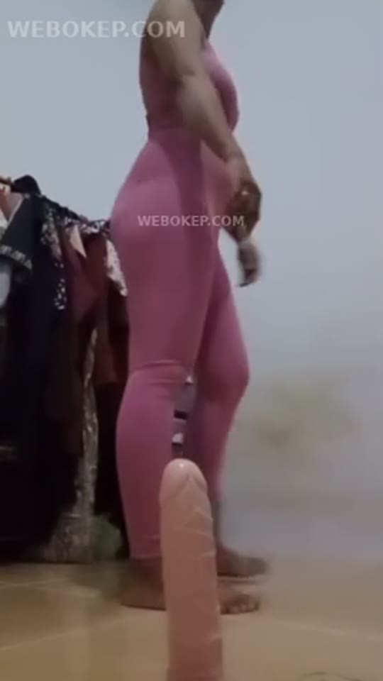 Istri orang pertama kali nyobain dildo
